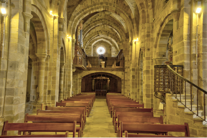 Nave central desde el presbiterio de la iglesia del monasterio de Valdedios